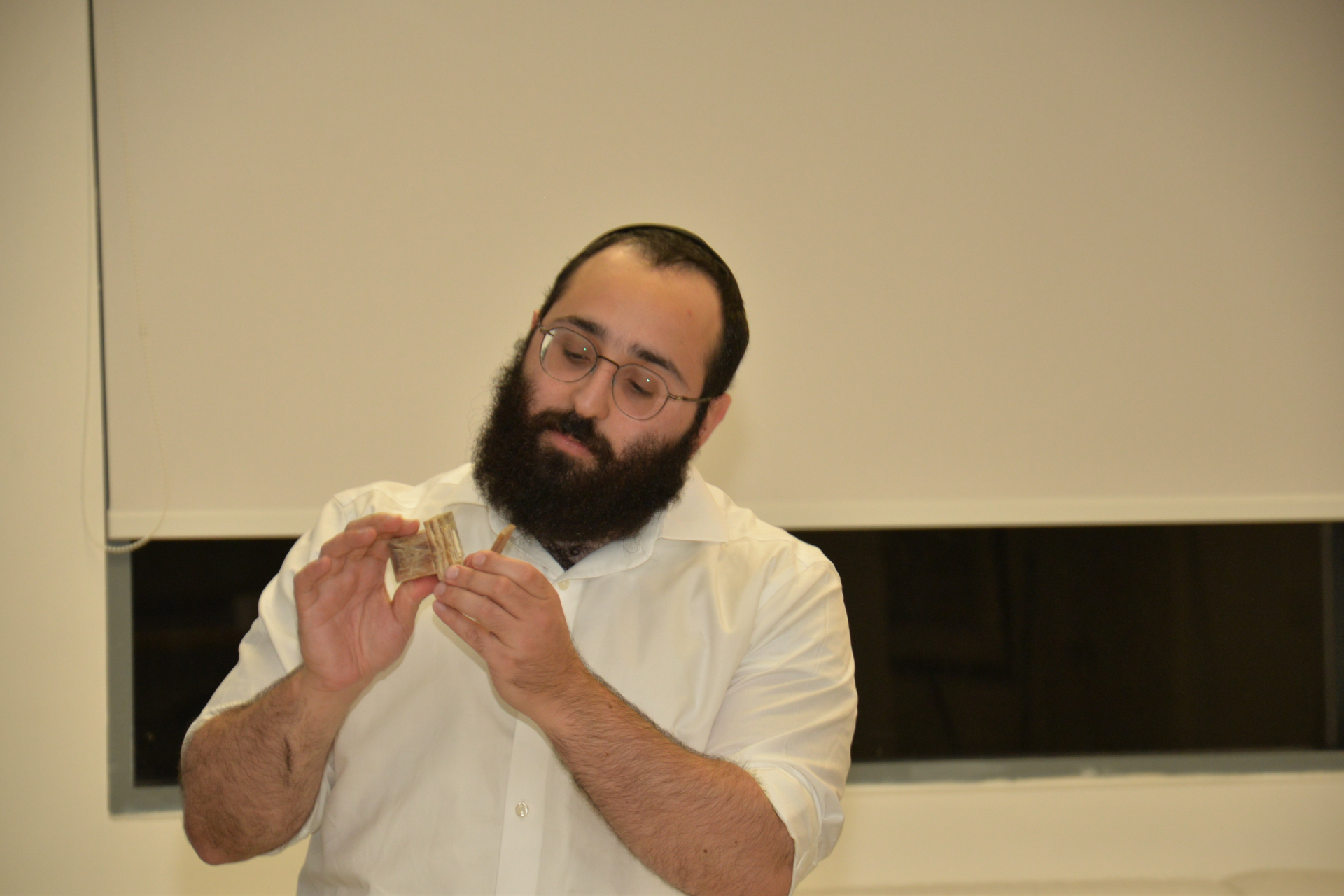 Inspecting tefillin batim up close